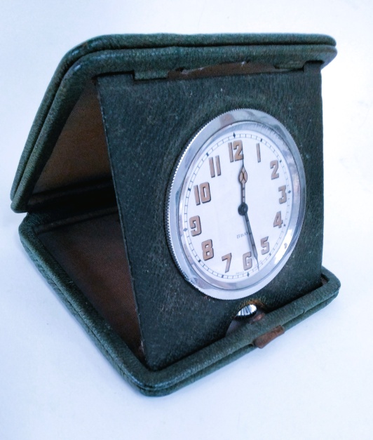 Clock - Folding 1920s table/desk clock in green case - Platnauer